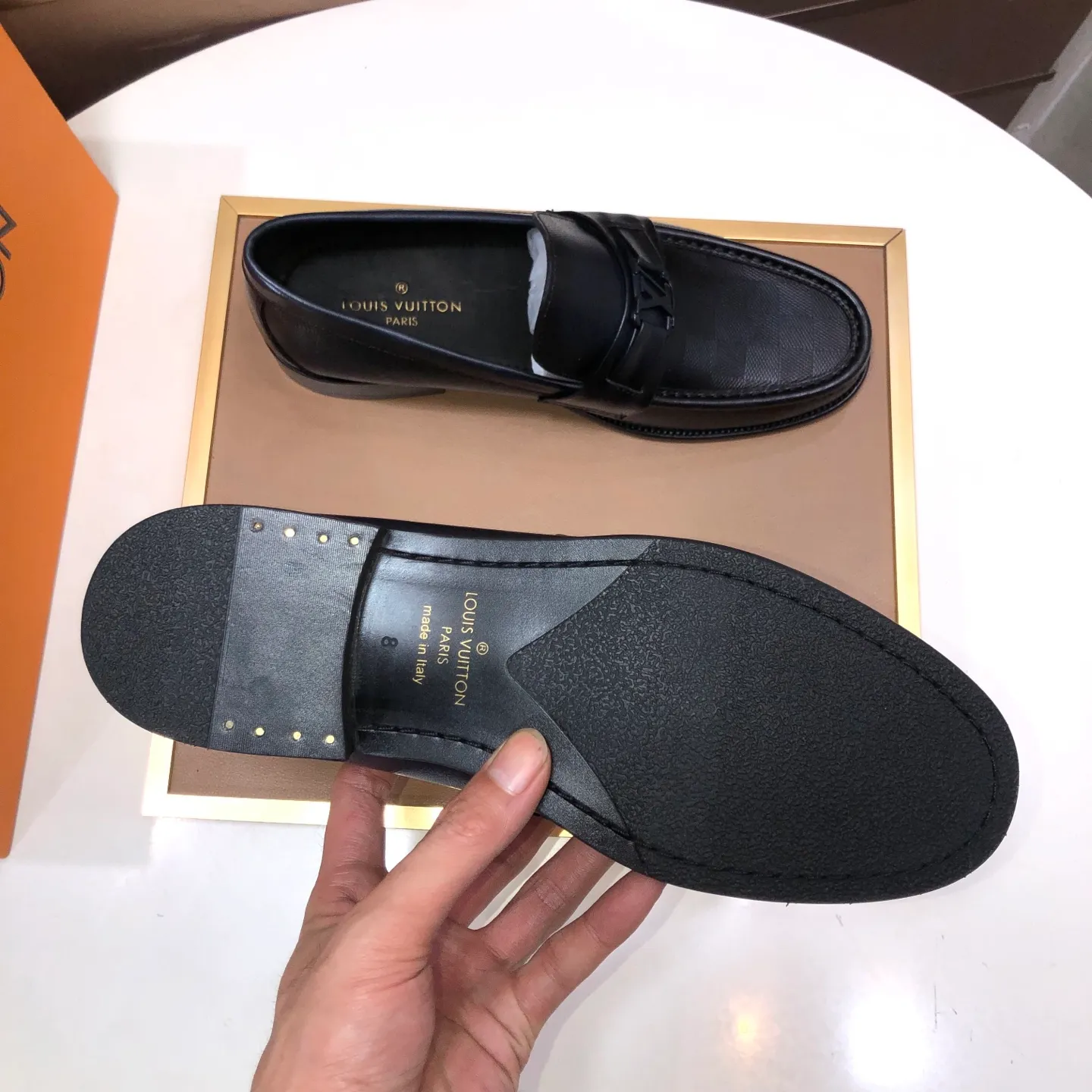 Men's men's shoes💰540💰[LV] (original single cowhide lining)🍀LV's latest genuine leather business suit shoes are available on the official website at the same time. The first-layer cowhide imported from Italy is made of heavy gold, and the official website has a 1:1 rubber outsole. Versatile to wear, high-end without losing class, and the color combination is extraordinary. This four-season style is alluring when worn on your feet, showing off your big-name flair. Standard code 38-45 (45 customized)
